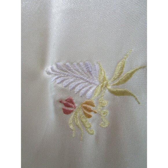 Vintage Embroidered Satin Kimono Robe With Floral Patterns & Belt - Picture 8 of 16